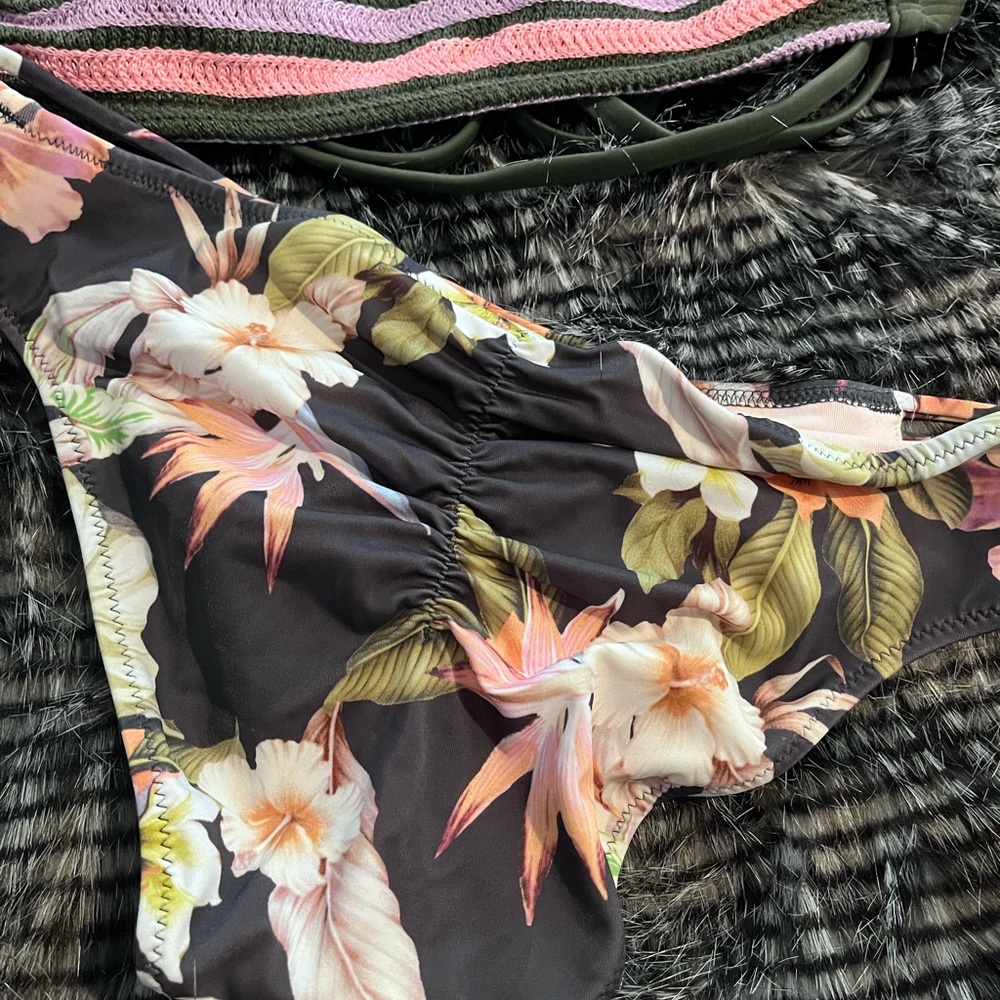 Women’s small swimsuit bundle - Picture 3 of 5